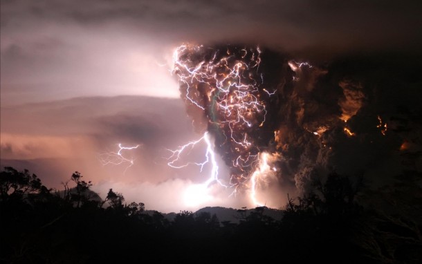 Lightning strikes a Chilean volcano mid-eruption 