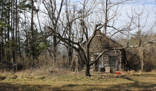 Log cabin abandoned in Crewe VA 