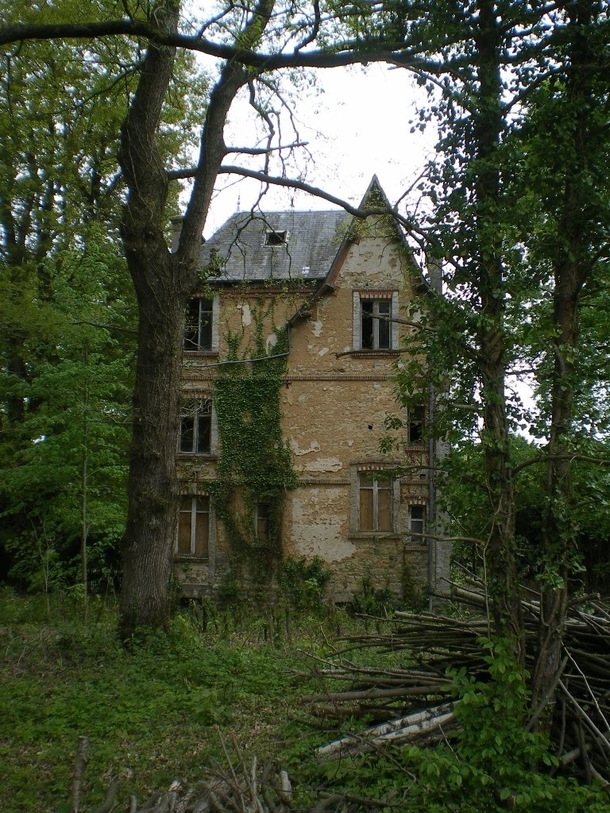 Lost in the forest abandoned mansion in France Photorator