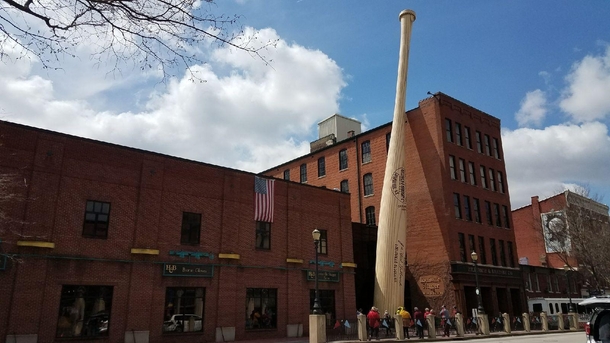Louisville Slugger museum Louisville Kentucky Not everyday you see a giant baseball bat leaning against a building 