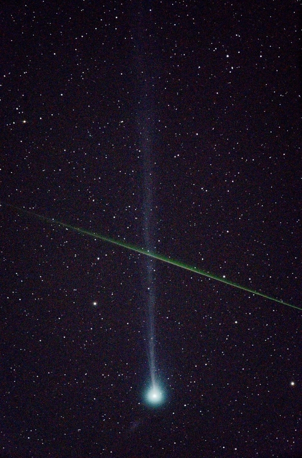Meteor crosses Comet SWAN Photo credit Ian Griffin