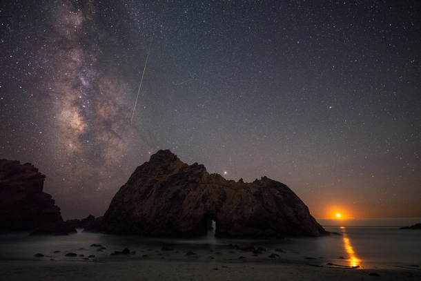 Milky Way meteor Jupiter and Moonset all in one shot over Keyhole Arch in Big Sur CA OC  jackfusco