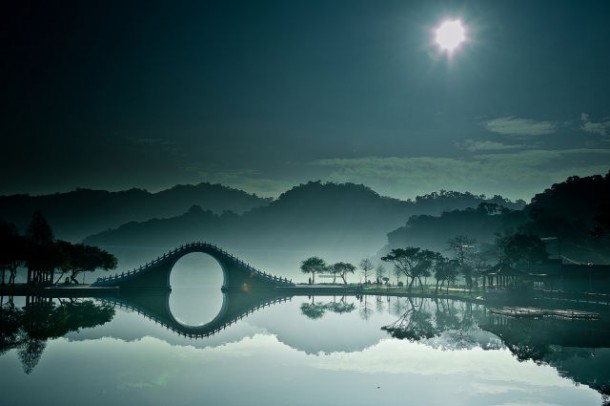 Moon bridge in Dahu Park Taipei x