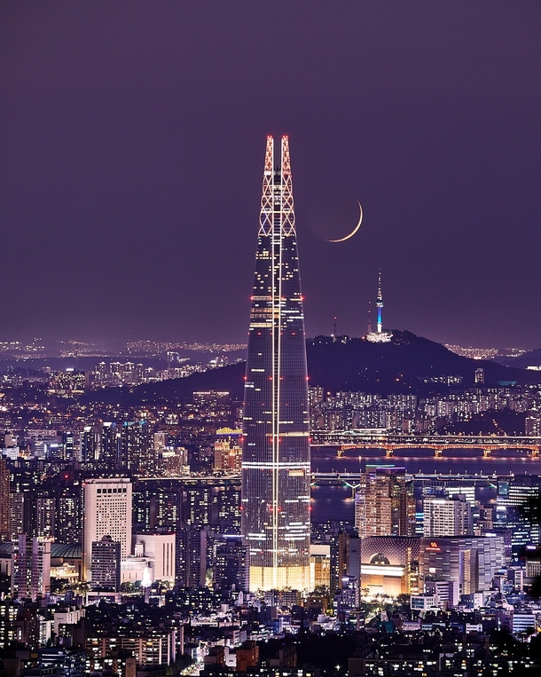 Moonset in Seoul Korea 