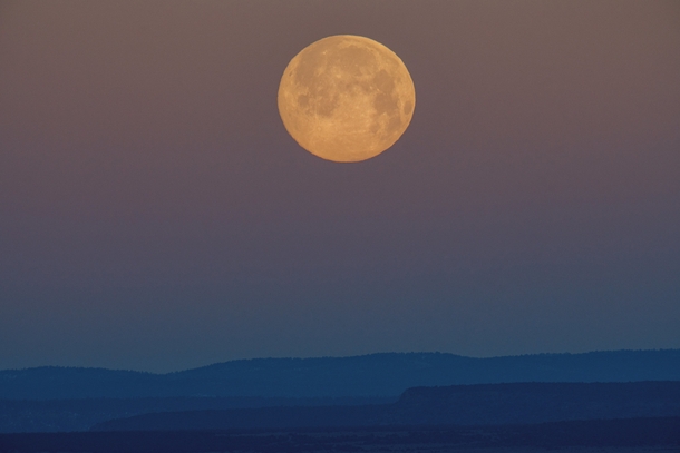 Moonset over the mesas and high deserts near Taos New Mexico OC  - mikehawkins