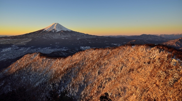 Morning glow - A breathtaking view of Mount Fuji from Mt Mitsutoge  photo by Takashi N