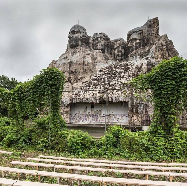 Mount Rushmore styled outdoor theater Jonk Photography 