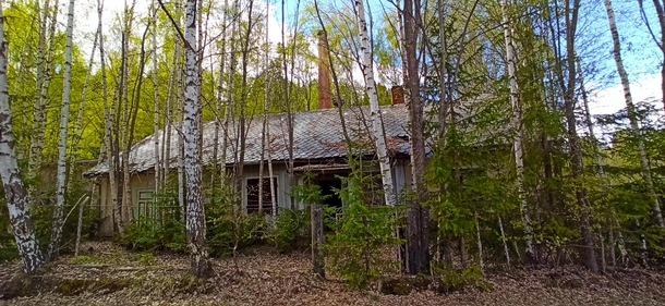 Nature slowly claiming this random abandoned house on Vinstra Norway 