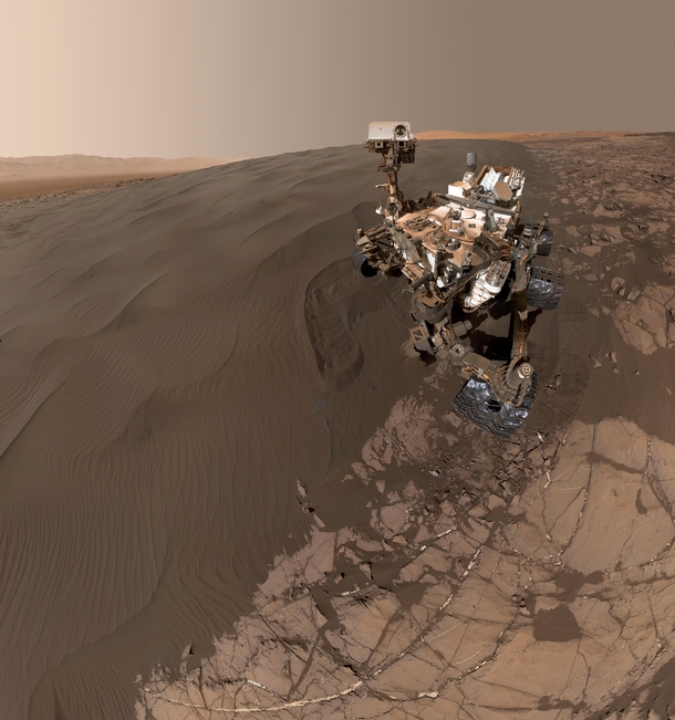 New amazing Curiosity selfie on a sand dune 