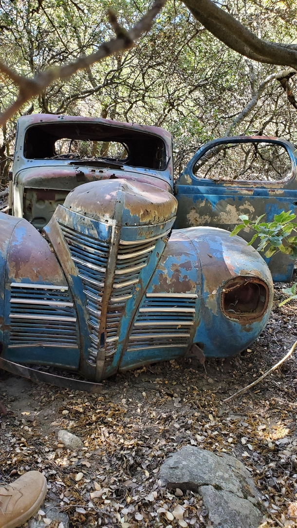 OC Abandoned car in the mountains of Southern California