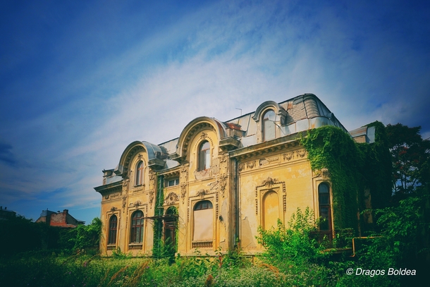 Old abandoned house in Bucharest 