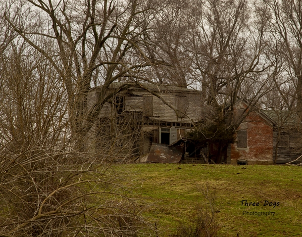 Old farmhouse in west central Illinois x 