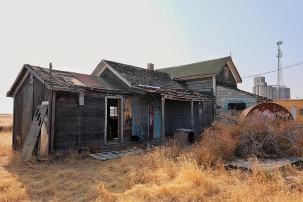 Old house falling apart in the middle of eastern Oregon one of the most relaxing drives Ive ever had the pleasure of taking 