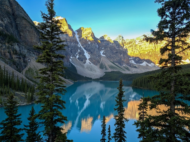 On my trip to explore Canada I was recomended to view Moraine Lake I woke up early and to take pictures and I was totally not disappointed 