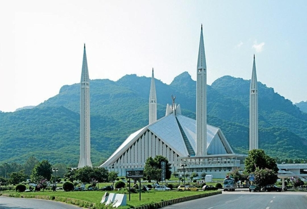 Pakistans biggest mosque located at the capital Islamabad