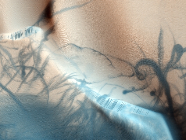 Photo  Swirling dust devil trails on the sand dunes of Mars via HiRISE 