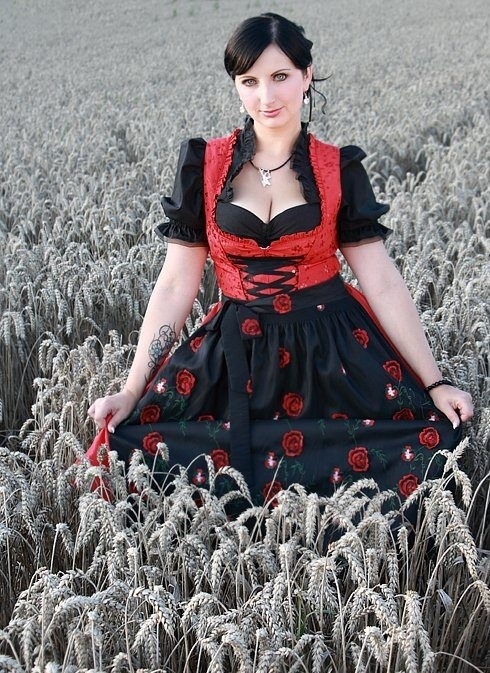 Pic #7 - Bavarian girls in dirndls