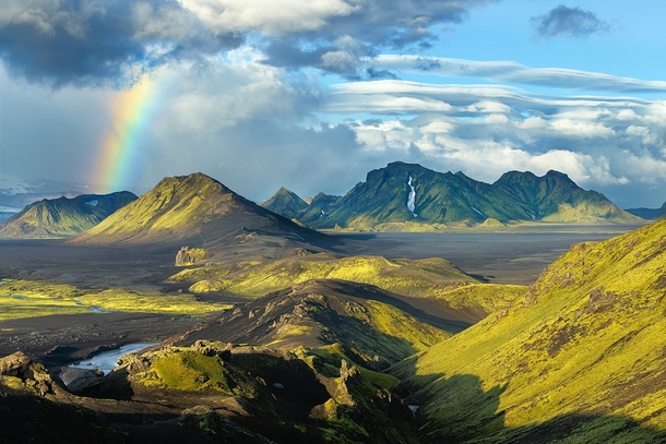 Rainbow and lenticulars in Iceland Photo by Alex Nail 