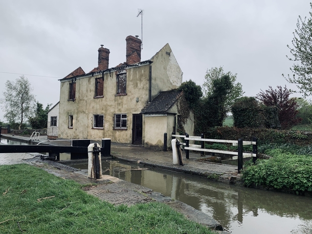 Remote cottage on the Oxfordshire canal UK