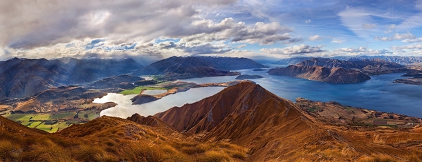Roys Peak a mountain on the South Island of New Zealand  photo by Yan Zhang