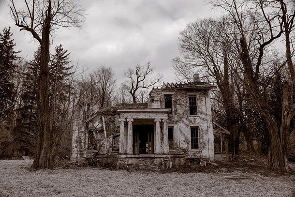 Ruined manor house in the Midwest Gary Beeber 