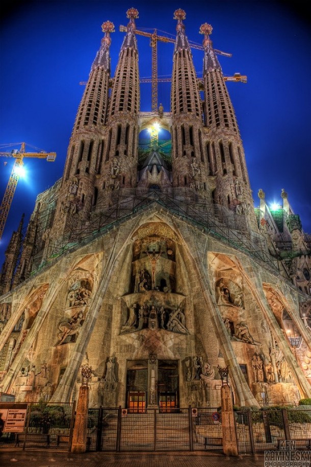 Sagrada Familiar by Antoni Gaudi Barcelona - Photorator