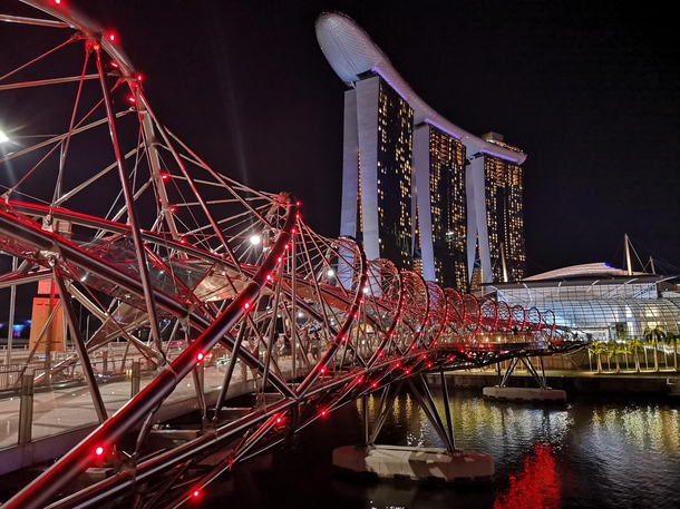Singapores Marina Bay Sands Hotel and helix bridge