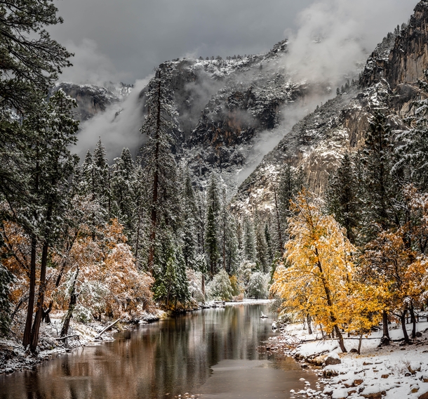 Snowy autumn in Yosemite Valley 