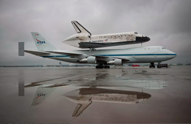 Space shuttle Discovery on a   a  on space shuttle Discovery - Pic by NASABill Ingalls  