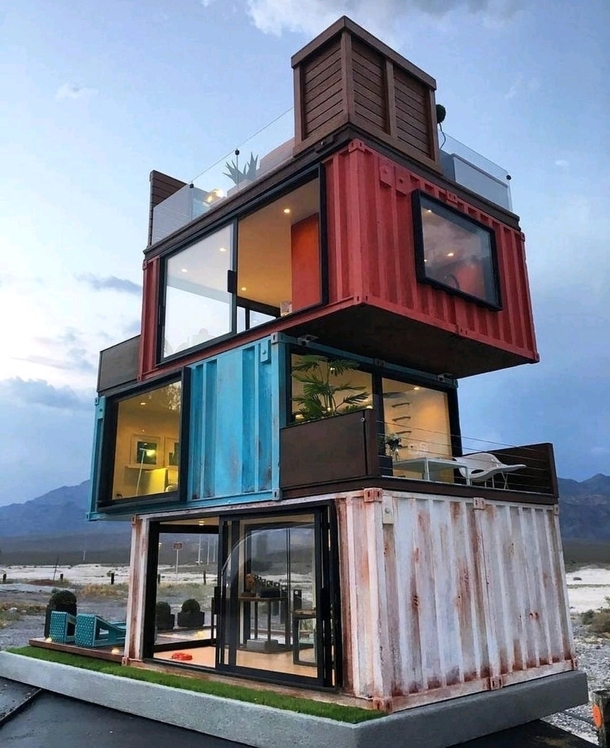Stacked container home by Cargotecture