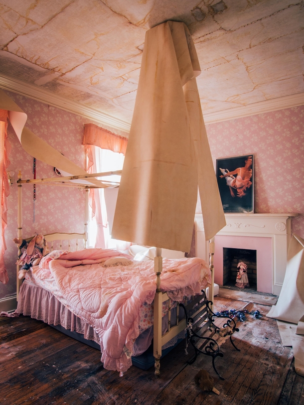 Stumbled upon this childs bedroom years after I had already stumbled upon it when it apparently wasnt abandoned according to reddit historians
