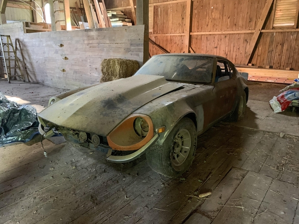 Stumbled upon this Datsun in a abandoned barn on a property my friend bought a few years ago