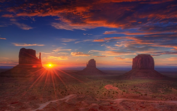 Sunrise in Monument Valley 