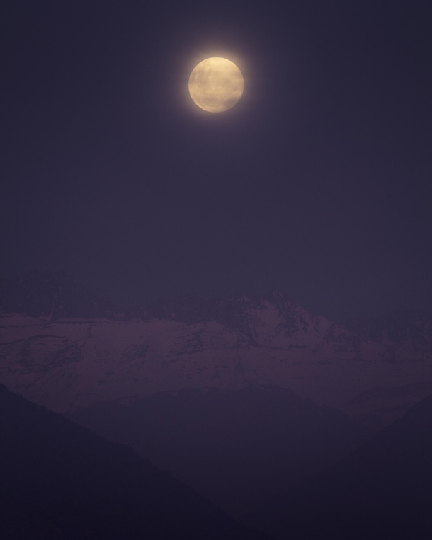 Supermoon over the Andes Mountains - Santiago Chile OC x IG ianandhiscaptures