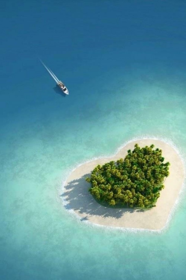 Tavarua Island in Figi is shaped like a heart 