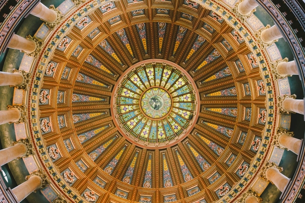 The ceiling of the capital building in Springfield IL 