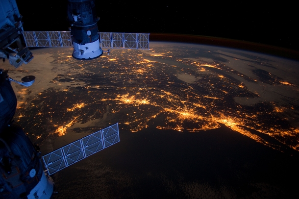 The eastern coast of the United States at night Large metropolitan areas and other easily recognizable sites from the VirginiaMarylandWashington DC area spanning almost to Rhode Island are visible in the scene 