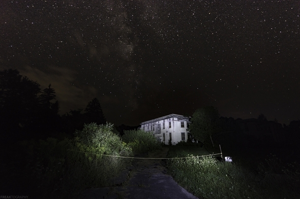 The Milky Way And A Starry Sky Over An Abandoned Building In Upstate New York Oc Photorator