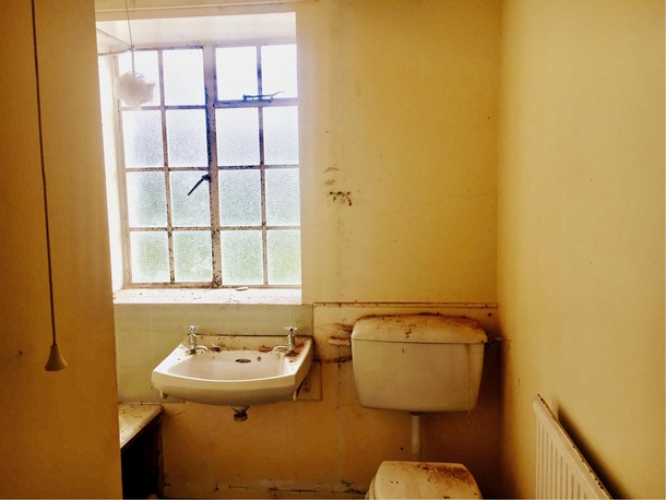 The shower puff pouf was suspiciously cleanguest bathroom in an abandoned country retreat deep in the beautiful Somerset UK countryside I did check the toilet I regretted this