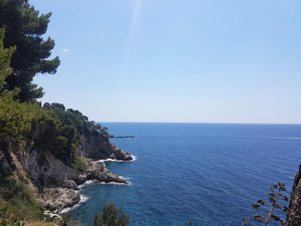 The steep and rocky coast in Dubrovnik   x 
