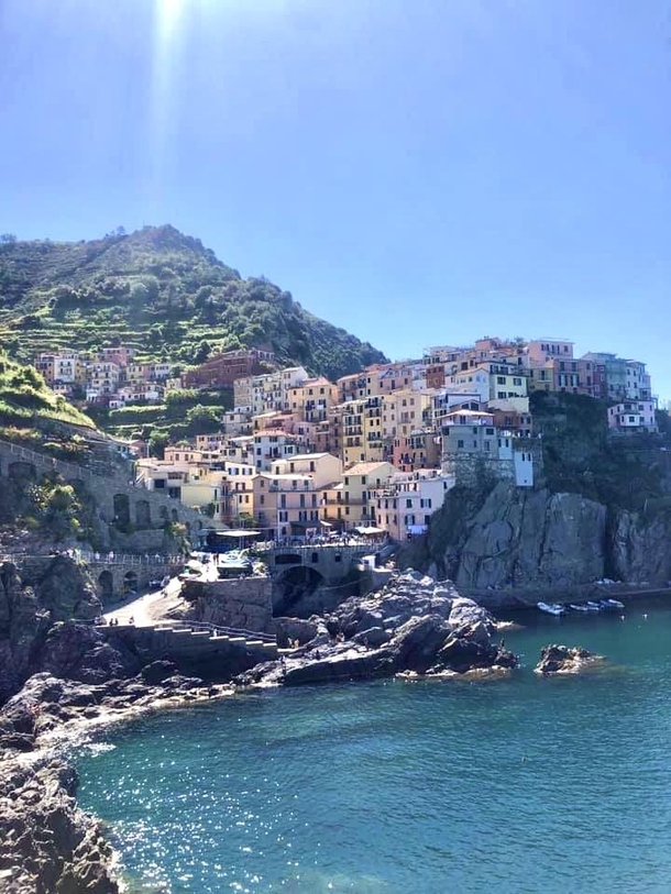the stunning town of Manarola which is part of the five beautiful towns in Italy many know as Cinque Terre