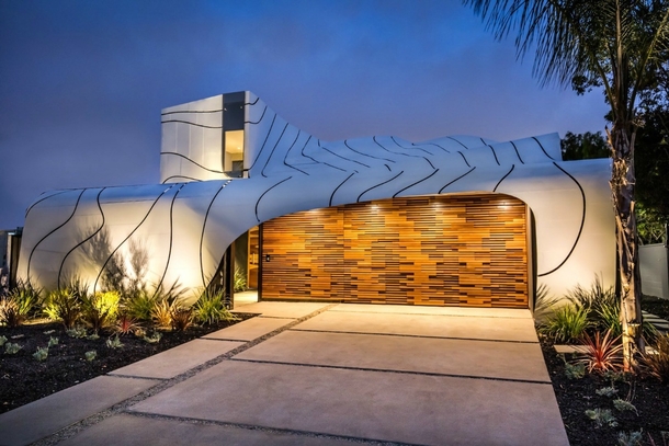 The Wave House by artist designer and builder Mario Romano in Venice California The rippling facade is made up of hundreds of individual aluminum panels 