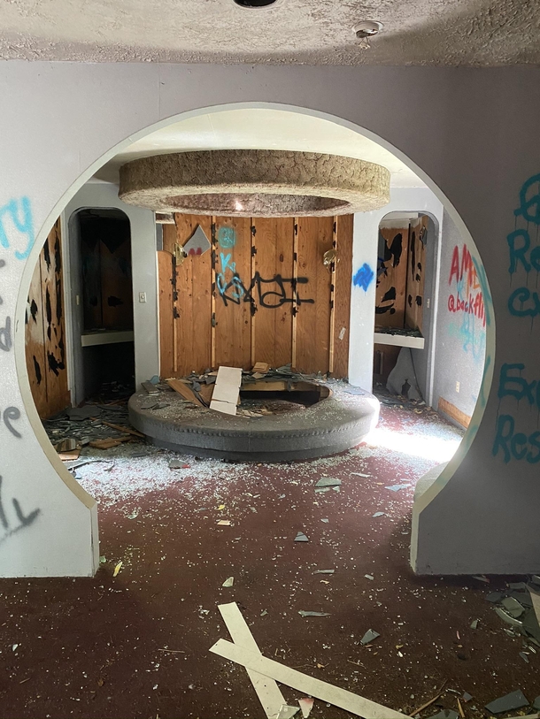 There used to be heart shaped tubs at this abandoned resort 