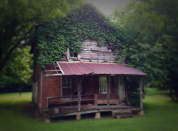 This abandoned home in Moscow Tennessee