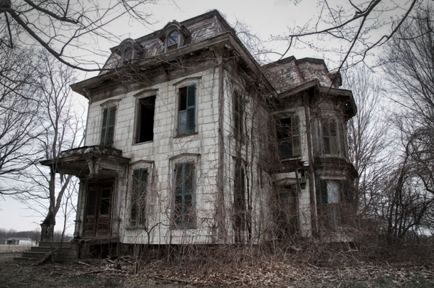 This Abandoned Mansion in Ohio has long been suspected as a home of Witchcraft - photo by Seph