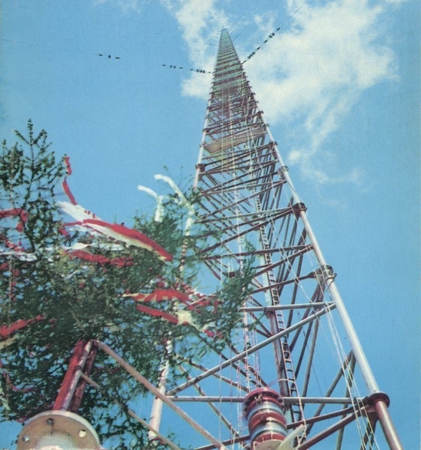 This is the Warsaw radio mast in Poland which until being demolished was the tallest structure in the world Theoretically this radio mast could make worldwide broadcasts and in height is only surpassed by the Burj Khalifa