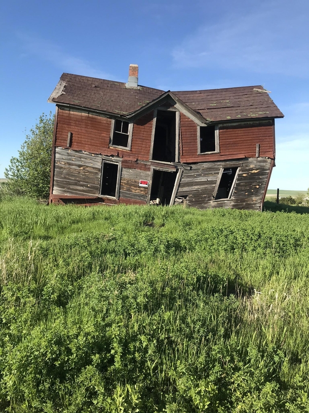 Tim Burton-esque house spotted in a small ghost town South Dakota