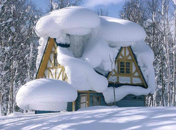 Time to de-snow the roof somewhere in Japan 