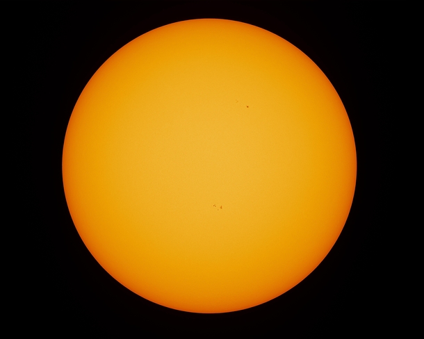 Todays sun with some small sunspots in white light