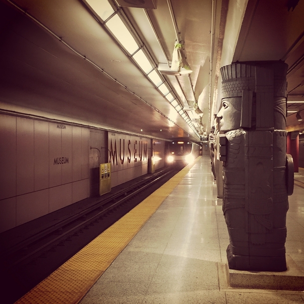Toronto Museum subway station 